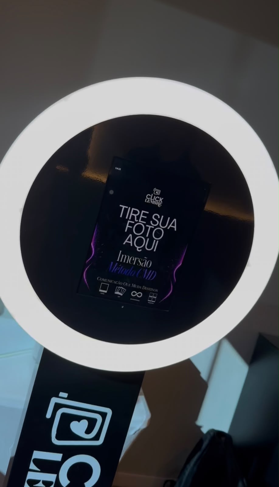 Totem Click Interativo com ring light integrado e iPad exibindo a tela do evento